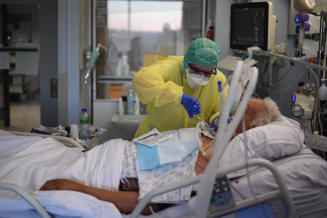 Nhân viên y tế điều trị cho bệnh nhân COVID-19 tại bệnh viện ở Liege, Bỉ. (Ảnh: AFP/TTXVN) Bệnh huyết áp cao làm tăng nguy cơ trở nặng ở người nhiễm Omicron ảnh 1