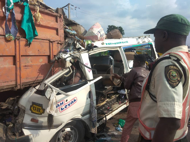 Hiện trường một vụ tai nạn giao thông tại Nigeria. (Nguồn: tvcnews.tv) Nigeria: Tai nạn trên đường cao tốc làm 30 người thiệt mạng ảnh 1