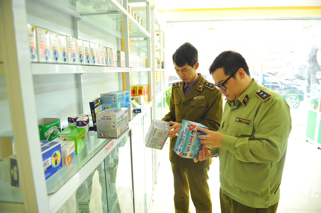 Hưng Yên phạt các cơ sở đẩy giá bán khẩu trang, nước rửa tay ảnh 1