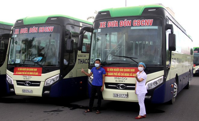 Cán bộ y tế và tình nguyện viên sẵn sàng lên đường đón công dân Quảng Nam về quê tránh dịch. (Ảnh: Phước Tuệ/TTXVN) Bình Định, Gia Lai, Quảng Nam tổ chức đón công dân từ vùng dịch về ảnh 1