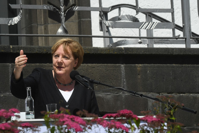 Thủ tướng Đức Angela Merkel phát biểu với báo giới trong chuyến thị sát làng Schuld, bang Rhineland-Palatinate, nơi xảy ra lũ lụt nghiêm trọng, ngày 18/7/2021. (Ảnh: AFP/TTXVN) Cảnh báo khẩn về biến đổi khí hậu từ đợt mưa lũ nghiêm trọng ở Tây Âu ảnh 2