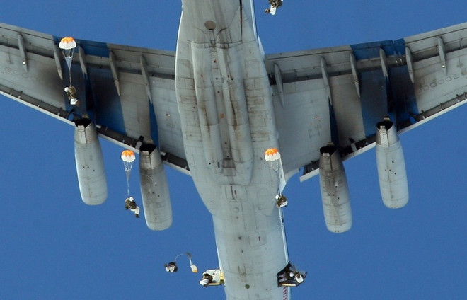 Lính Nga nhảy dù từ máy bay Ilyushin Il-76 xuống Bắc Cực ảnh 1