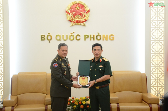 Đại tướng Phan Văn Giang tiếp Phó Tổng Tư lệnh Quân đội Campuchia ảnh 2