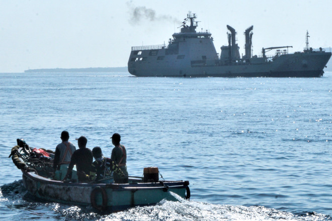 Hải quân Indonesia tham gia chiến dịch tìm kiếm, cứu hộ tàu ngầm KRI Nanggala-402, tại Banyuwangi, Đông Java, ngày 26/4/2021. (Ảnh: THX/TTXVN) Vụ chìm tàu ngầm Indonesia: Bác bỏ nguyên nhân tàu gặp nạn do quá tải ảnh 1