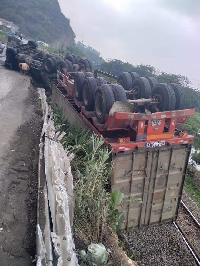 Xe container mất lái, lật ngửa trong hành lang đường sắt Bắc-Nam ảnh 1