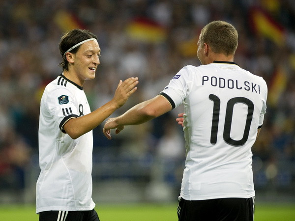 Podolski lên tiếng bảo vệ Oezil trước đại chiến với Bồ Đào Nha ảnh 1