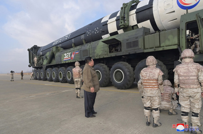 Nhà lãnh đạo Triều Tiên Kim Jong-un (giữa) thị sát vụ phóng thử tên lửa đạn đạo liên lục địa Hwasong-17 kiểu mới tại sân bay quốc tế Bình Nhưỡng, ngày 18/11/2022. (Ảnh: KCNA/TTXVN) Triều Tiên tiến hành thử “động cơ nhiên liệu rắn có lực đẩy cao” ảnh 1