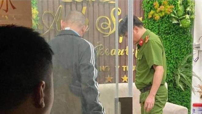 Công an có mặt tại hiện trường để điều tra vụ án mạng. (Nguồn: plo.vn) Nam thanh niên dùng dao đâm chết người rồi tự sát tại tiệm spa ảnh 1