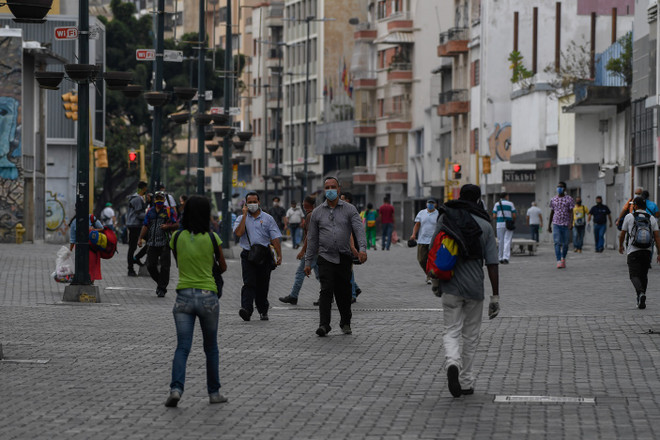 Người dân đeo khẩu trang phòng lây nhiễm COVID-19 tại Caracas, Venezuela, ngày 14/5/2020. (Ảnh: AFP/TTXVN) Dự báo hơn 20.000 người Mỹ sẽ tử vong vì COVID-19 trong 3 tuần tới ảnh 2
