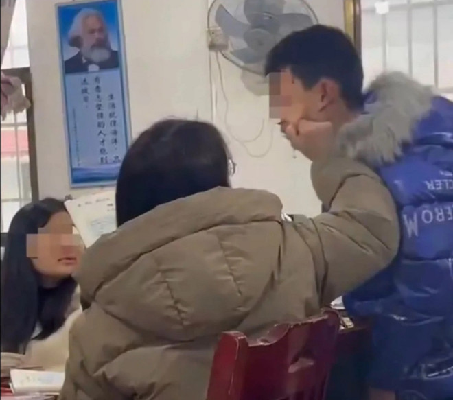 Trong cơn tức giận, nữ giáo viên véo vào má nam sinh. (Nguồn: Baidu) giao vien hanh hung 2.jpg
