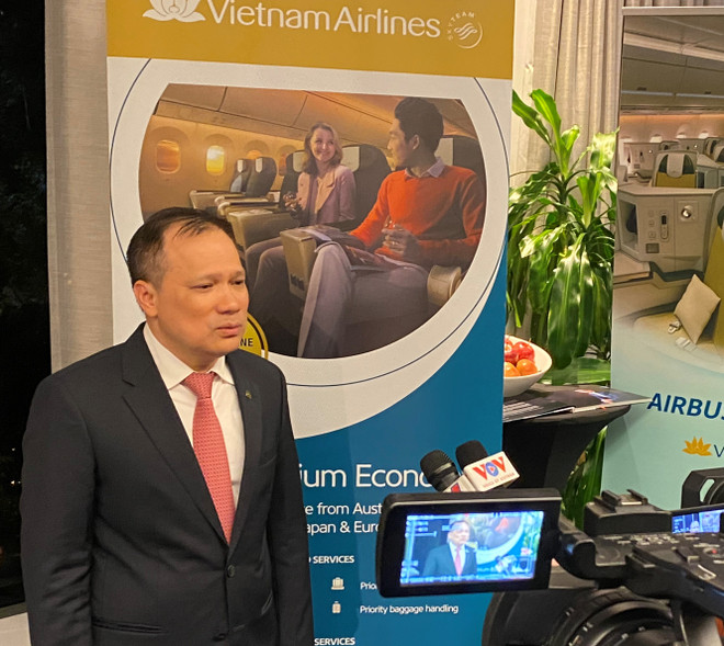 Ông Nguyễn Hữu Tùng, Giám đốc chi nhánh Vietnam Airlines tại Australia trả lời phỏng vấn Thông tấn xã Việt Nam. (Ảnh: Diệu Linh/Vietnam+) Hội nghị xúc tiến thương mại và du lịch Việt Nam tại Australia ảnh 2