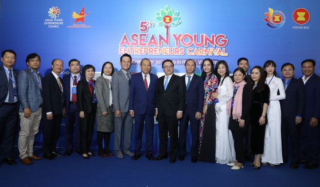 Khai mạc Canival Doanh nhân trẻ ASEAN lần thứ V năm 2020. (Ảnh: Văn Điệp/TTXVN) Trao cờ Chủ tịch Hội đồng Doanh nhân trẻ ASEAN 2021 ảnh 1