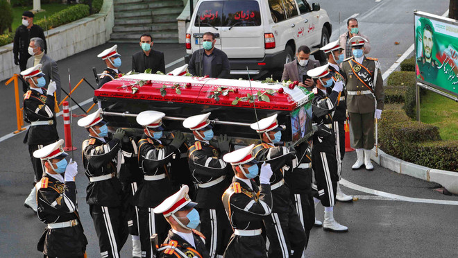 Iran tổ chức trọng thể lễ tang cho nhà khoa học hạt nhân Mohsen Fakhrizadeh. (Ảnh: AFP/TTXVN) Nhiều nước tiếp tục lên án vụ ám sát nhà khoa học hạt nhân Iran ảnh 1