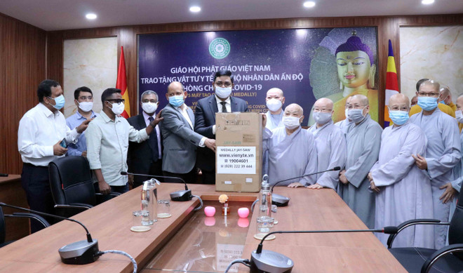 Ông Madan Mohan Sethi, Tổng lãnh sự Cộng hòa Ấn Độ tại Thành phố Hồ Chí Minh, tiếp nhận tượng trưng lô thiết bị y tế do Phân Ban Ni giới Trung ương tặng nhân dân Ấn Độ để phòng, chống COVID-19. (Ảnh: Xuân Khu/TTXVN) Giáo hội Phật giáo VN trao tặng thiết bị y tế hỗ trợ Ấn Độ chống dịch ảnh 1