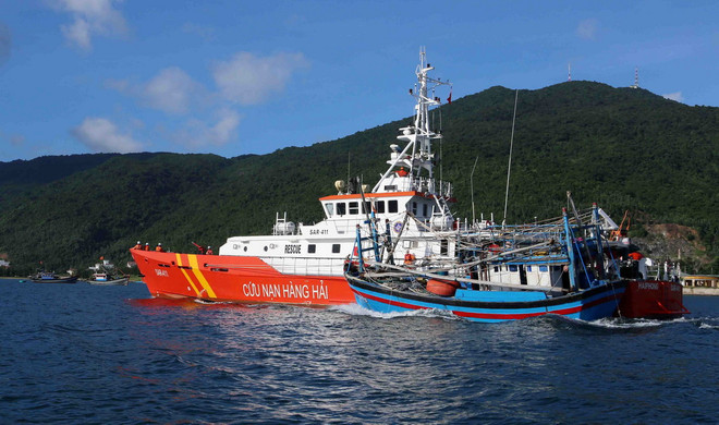 Bật khóc khi thấy ngư dân tàu cá bị tàu lạ đâm chìm trở về ảnh 1