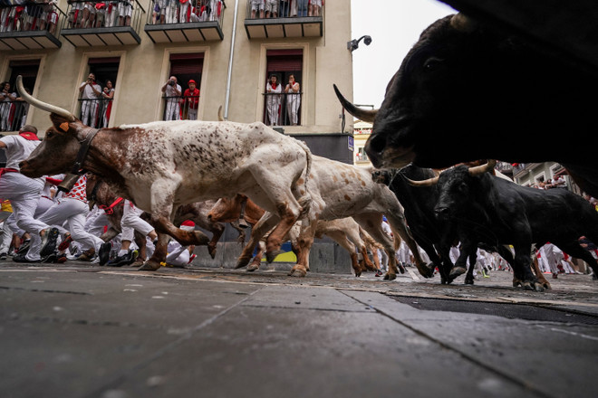 Tây Ban Nha: Hàng nghìn người dân tham gia lễ hội đấu bò San Fermin ảnh 1