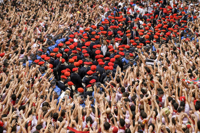 Tây Ban Nha: Hàng nghìn người dân tham gia lễ hội đấu bò San Fermin ảnh 2