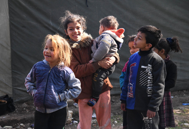 Trẻ em bị mất nhà cửa sau trận động đất tại Aleppo, Syria, ngày 16/2/2023. (Ảnh: THX/TTXVN) Bộ trưởng các nước Arab thảo luận về bình thường hóa quan hệ với Syria ảnh 2