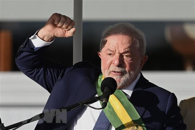 Tân Tổng thống Brazil Luiz Inacio Lula da Silva tại lễ nhậm chức ở Brasilia ngày 1/1/2023. (Ảnh: AFP/TTXVN) Tổng thống Brazil Lula da Silva tuyên bố tình trạng khẩn cấp ở thủ đô ảnh 1