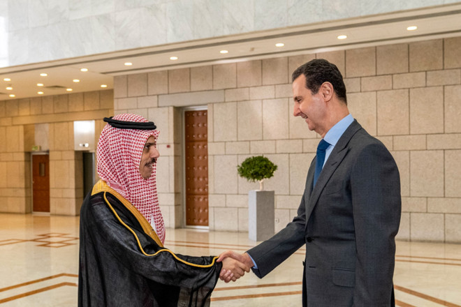 Tổng thống Syria Bashar al-Assad (phải) trong cuộc gặp Ngoại trưởng Saudi Arabia, Hoàng thân Faisal bin Farhan tại Damascus, ngày 18/4/2023. (Ảnh: AFP/TTXVN) Bộ trưởng các nước Arab thảo luận về bình thường hóa quan hệ với Syria ảnh 3