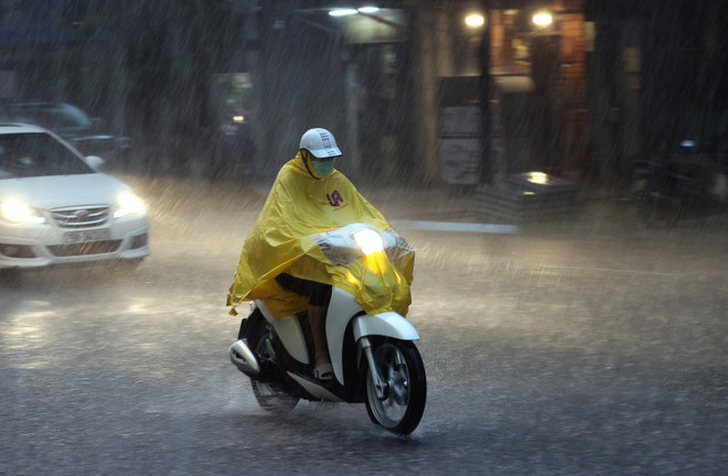 Các khu vực hầu hết có mưa và dông trong sáng khai giảng năm học mới ảnh 1