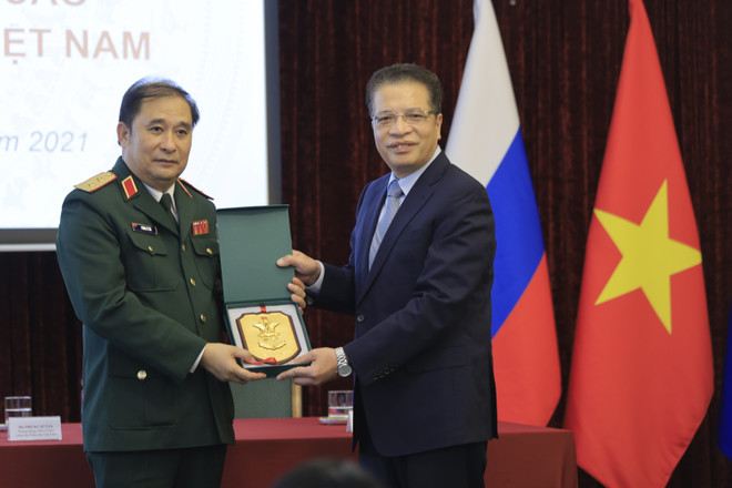 Đoàn đại biểu cấp cao QĐND Việt Nam đặt hoa tại Tượng đài Bác ở Moskva ảnh 2