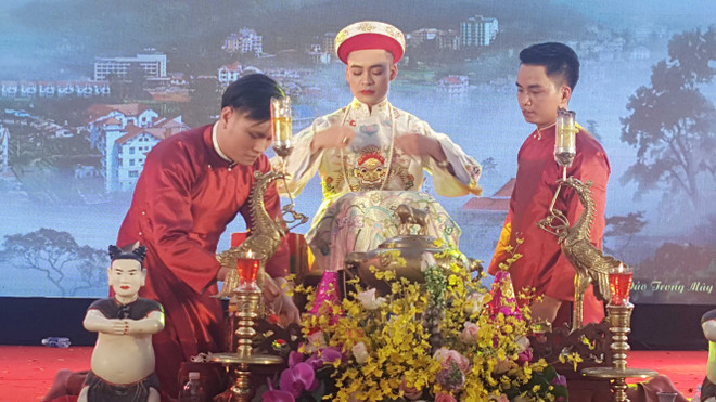 Tụ tập hầu đồng giữa mùa dịch, 20 người bị phạt gần 150 triệu đồng ảnh 1