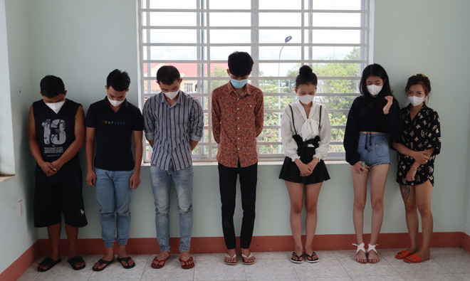 Các đối tượng bị tại cơ quan công an. (Ảnh minh họa: TTXVN) Hà Nội: Liên tiếp phát hiện 3 vụ sử dụng ma túy ở khu chung cư cao cấp ảnh 1