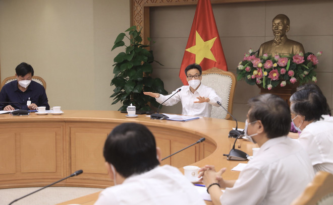 Phó Thủ tướng Vũ Đức Đam phát biểu tại buổi làm việc. (Ảnh: Lâm Khánh/TTXVN) Các chuyên gia đề xuất giải pháp chung sống an toàn với dịch bệnh ảnh 1