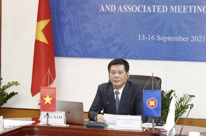 Bộ trưởng Bộ Công Thương Nguyễn Hồng Diên phát biểu chào mừng tại điểm cầu Hà Nội. (Ảnh: Trần Việt/TTXVN) AMEM 39: Khẳng định mục tiêu an ninh và chuyển dịch năng lượng khu vực ảnh 1