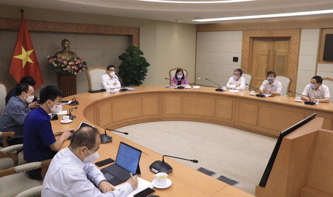 Quang cảnh buổi họp giữa Phó Thủ tướng Chính phủ Vũ Đức Đam, Phó Trưởng ban Chỉ đạo Quốc gia phòng, chống dịch COVID-19 với các chuyên gia Tổng hội Y học Việt Nam. (Ảnh: TTXVN) Các chuyên gia đề xuất giải pháp chung sống an toàn với dịch bệnh ảnh 2