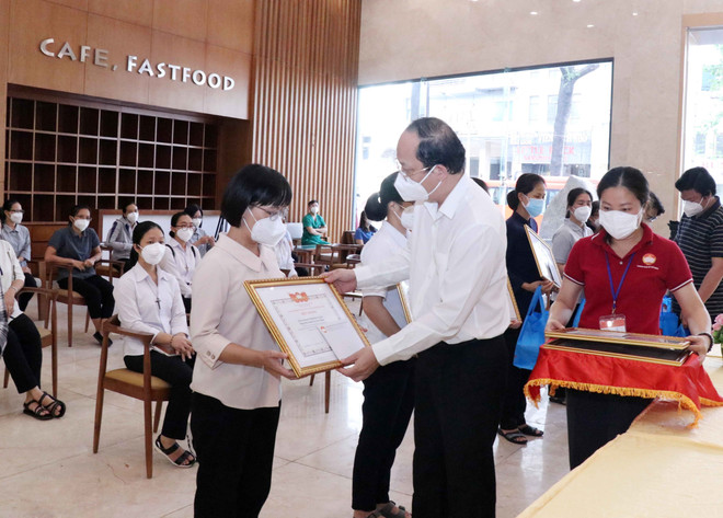 Ông Nguyễn Hồ Hải, Phó Bí thư Thành ủy Thành phố Hồ Chí Minh, trao tặng quyết định Biểu dương cho các tình nguyện viên đã hoàn thành xuất sắc nhiệm vụ hỗ trợ lực lượng tuyến đầu chống dịch. (Ảnh: Xuân Khu/TTXVN) Tri ân tình nguyện viên tôn giáo hoàn thành nhiệm vụ hỗ trợ chống dịch ảnh 2