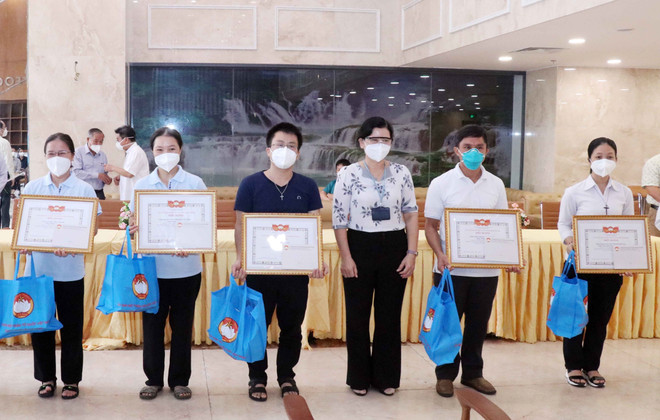 Thành phố Hồ Chí Minh tri ân các tình nguyện viên đã hoàn thành xuất sắc nhiệm vụ hỗ trợ lực lượng tuyến đầu chống dịch tại bệnh viện điều trị bệnh nhân COVID-19. (Ảnh: Xuân Khu/TTXVN) Tri ân tình nguyện viên tôn giáo hoàn thành nhiệm vụ hỗ trợ chống dịch ảnh 1
