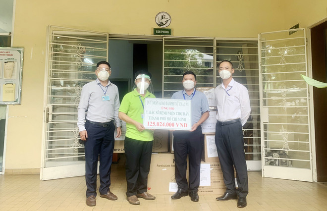 Đại diện Ủy ban về Người Việt Nam ở nước ngoài Thành phố Hồ Chí Minh trao tài chính ủng hộ của Quỹ Nhân ái Áo dài Phu nhân châu Âu cho đại diện Bệnh viện Chợ Rẫy Thành phố Hồ Chí Minh. (Ảnh: TTXVN phát) Người Việt Nam ở nước ngoài chung tay hỗ trợ phòng, chống dịch ảnh 1