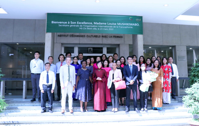 Bà Louise Mushikiwabo, Tổng Thư ký Tổ chức Quốc tế Pháp ngữ (OIF) và đoàn cấp cao OIF chụp ảnh lưu niệm cùng cán bộ, nhân viên Viện Trao đổi Văn hóa với Pháp. (Ảnh: Xuân Khu/TTXVN) Tổng Thư ký OIF thăm, làm việc tại Viện Trao đổi Văn hóa với Pháp ảnh 1