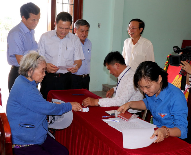 Hỗ trợ người dân gặp khó khăn do dịch COVID-19 tại xã Hành Minh, huyện Nghĩa Hành, tỉnh Quảng Ngãi. (Ảnh: Sỹ Thắng/TTXVN) Ban chỉ đạo trung ương về quy chế dân chủ cơ sở làm việc ở Quảng Ngãi ảnh 1