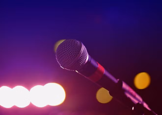 Người đàn ông Trung Quốc phải nhập viện vì hát karaoke quá 'sung' ảnh 1