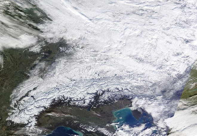 Hình ảnh vệ tinh cho thấy tuyết phủ trắng dãy Alps và các khu vực xung quanh. (Nguồn: NASA Worldview) tuyet-roi-3-4225.jpg