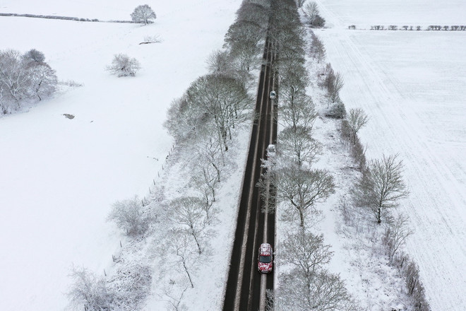 Tuyết phủ trắng trên tuyến đường ở Lever Causeway, gần Birkenhead, Tây Bắc vùng England, ngày 10/3/2023. (Ảnh: AFP/TTXVN) tuyet-roi-2-9605.jpg