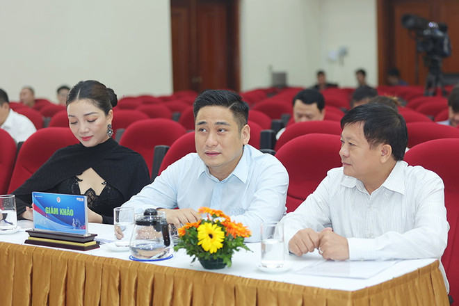 Từ phải qua trái: Ông Đinh Đăng Quang, Phó Tổng Giám đốc, Chủ tịch Công Đoàn TTXVN, Nghệ sỹ Minh Tiệp và ca sỹ Phạm Thu Hà. (Ảnh: Thể thao và Văn hóa) Nghệ sỹ Minh Tiệp, Phạm Thu Hà làm giám khảo Hội diễn văn nghệ TTXVN ảnh 1