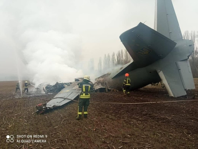 Hiện trường vụ máy bay quân sự An-26 của Ukraine ở ngoại ô Kiev. (Nguồn: Twitter) Ukraine: Máy bay quân sự An-26 rơi ở ngoại ô Kiev, 5 người thiệt mạng ảnh 1