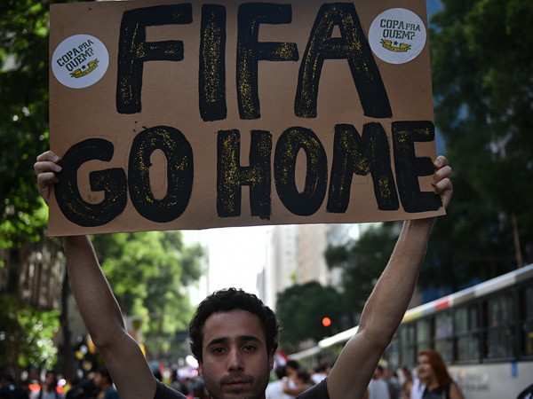 Bạo lực bùng nổ ngoài sân cỏ trong ngày khai mạc World Cup ảnh 2