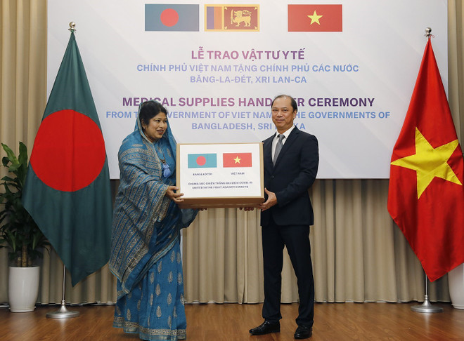 Trao vật tư y tế hỗ trợ Bangladesh và Sri Lanka phòng, chống dịch ảnh 1