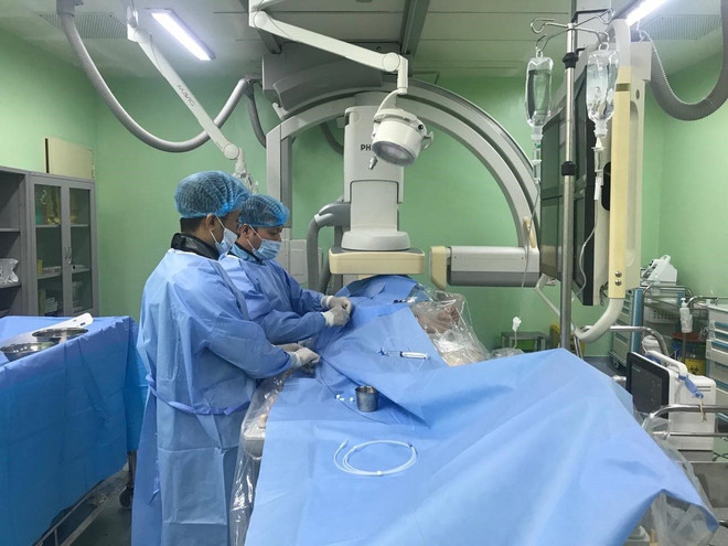 Bệnh viện TW Huế cứu sống bệnh nhân lao phổi ho ra máu, dễ tử vong ảnh 1