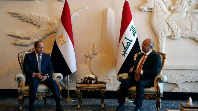 Tổng thống Iraq Barham Salih (phải) tiếp Tổng thống Ai Cập Abdel Fattah al-Sisi. (Ảnh: AFP) Tổng thống Ai Cập đầu tiên tới thăm Iraq sau hơn 3 thập kỷ ảnh 1