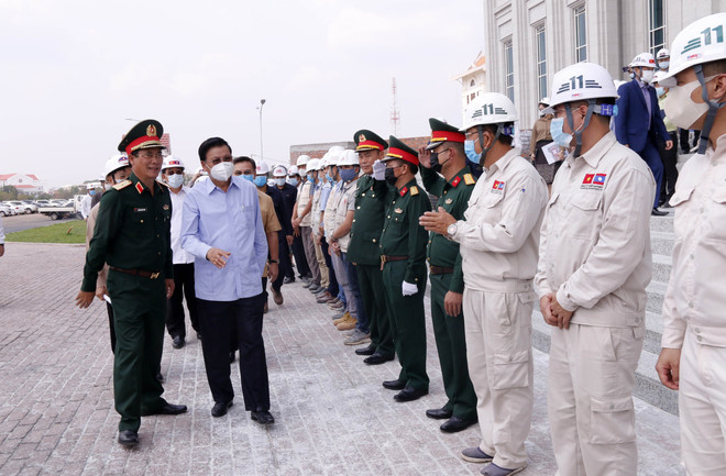 Tổng Bí thư, Chủ tich nước Lào Thongloun Sisoulith thăm cán bộ, chiến sỹ Binh đoàn 11 của Việt Nam đang xây dựng tòa nhà Quốc hội Lào. (Ảnh: Phạm Kiên/TTXVN) Củng cố và làm sâu sắc hơn quan hệ hữu nghị Việt Nam-Lào ảnh 1