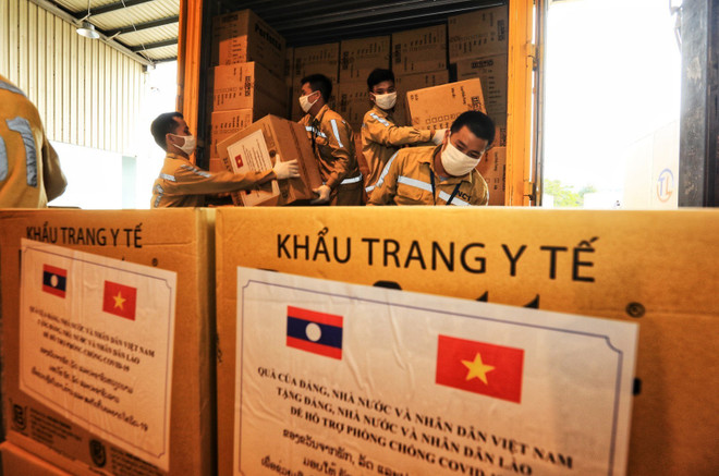 Nhân viên cảng vụ hàng không Nội Bài vận chuyển những thùng hàng vật tư, thiết bị y tế chuẩn bị chuyển lên máy bay sang giúp nhân dân Lào. (Ảnh: Thành Đạt/TTXVN) Củng cố và làm sâu sắc hơn quan hệ hữu nghị Việt Nam-Lào ảnh 2