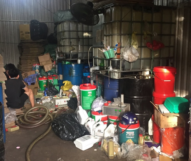 TP. Hồ Chí Minh: Khởi tố đường dây sản xuất, buôn bán dầu nhớt giả ảnh 1