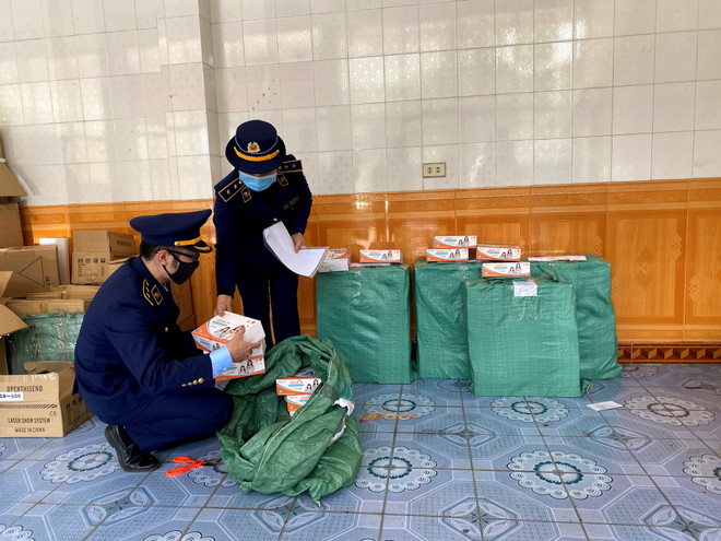 Bắt giữ đối tượng vận chuyển 400 hộp thuốc điều trị COVID-19 nhập lậu ảnh 1