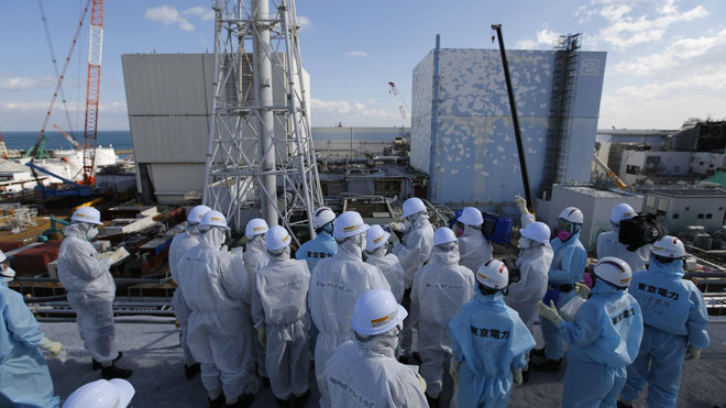 Các chuyên gia đánh giá thiệt hại của nhà máy Fukushima sau thảm họa kép. (Ảnh: AFP) 10 năm thảm họa Fukushima: An toàn hạt nhân vẫn là thách thức hàng đầu ảnh 2